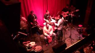 Coco Linares con su orquesta tocan un Landó, El Bife