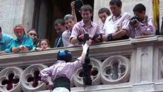 preview picture of video 'Pilar al balcó dels Minyons i dels Castellers de Terrassa (Festa Major Terrassa 2013)'