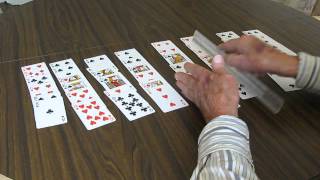 סידור הקלפים בצורה יפה על השולחן לפני המשחק (ידידנו היקר משה רצון ז"ל) - התמונה מוצגת ישירות מתוך אתר האינטרנט יוטיוב. זכויות היוצרים בתמונה שייכות ליוצרה. קישור קרדיט למקור התוכן נמצא בתוך דף הסרטון