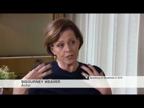 , title : 'Sigourney Weaver Remembers John Hurt’s Famous Alien Scene'