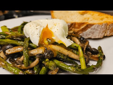 SALTEADO DE SETAS SHIMEJI, ESPÁRRAGOS VERDES y HUEVO POCHÉ o ESCALFADO ✅ Cena fácil y rápida