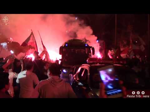 "Espectacular recibimiento de la hinchada de Universitario." Barra: Trinchera Norte • Club: Universitario de Deportes • País: Peru