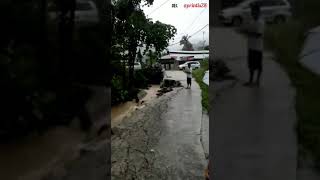 preview picture of video 'Jalan rusak akibat hujan deras di batu itam'