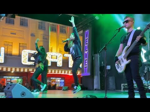 Velvet Elvis- Tubthumping (Chumbawamba) Live on Fremont Street Experience
