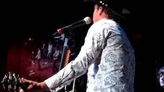 Clay Walker singing She Won&#39;t Be Lonely Long