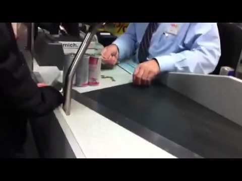 Kassierer ist überfortert von Kleingeld