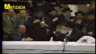 ניגון הרנינו לאלוקים עוזנו בהתוועדות יום הולדת ה-80 לרבי מליובאוויטש - התמונה מוצגת ישירות מתוך אתר האינטרנט יוטיוב. זכויות היוצרים בתמונה שייכות ליוצרה. קישור קרדיט למקור התוכן נמצא בתוך דף הסרטון