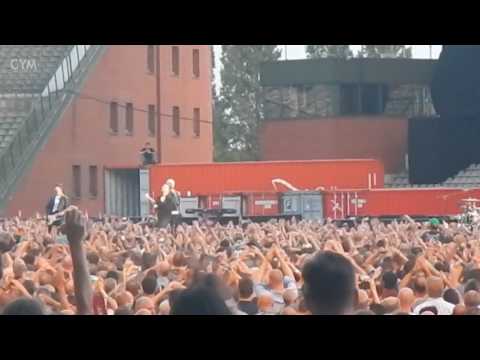 U2 Heroes (Bad) - climbing a container - Brussels 2017-08-01