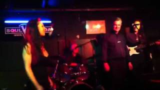 Alexys B sings Ganz Wien with The Untouchables live in Vienna