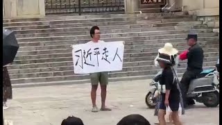 [問卦] 號外！現主時，中國有人在街上舉牌習大