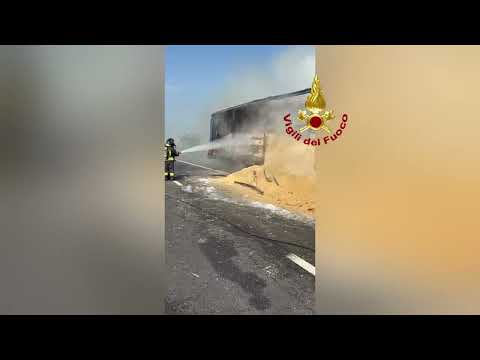 Incendio camion pellet in A4 a San Stino di Livenza