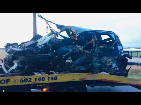 Hasiči stále odstraňují následky tragické dopravní nehody u obce Počaply