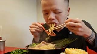Japanese Ramen Eating Seasons with The Big Eater - oishii desu!