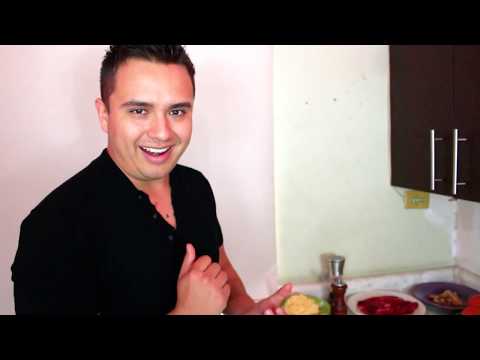 Tacos de alambre de res con costra de queso y salsa molcajeteada