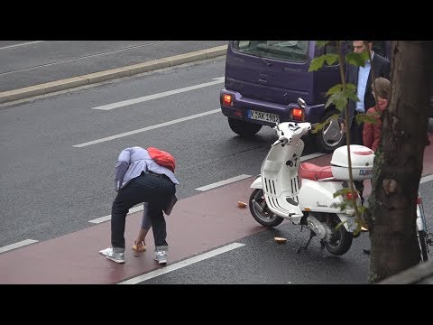 Landesweiter Sirenenalarm + Rollerfahrer stürzt am Bonner Bertha-von-Suttner-Platz am 06.09.18