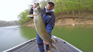 preview picture of video 'Caught a Big Muskie while bass fishing Cave Run Lake in late April'