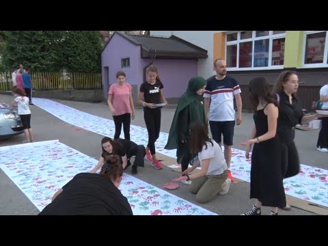 Tešanjska hronika 862 - 8372 otiska ruku u spomen na 8372 žrtve genocida u Srebrenici