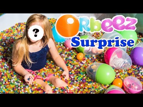 オルビーズのオープンポーパトロールサプライズエッグで埋め尽くされたプールの中のアシスタント (Assistant  in a Pool Filled with Orbeez opening Paw Patrol Surprise Eggs)