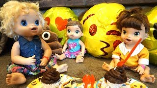 BABY ALIVE Emily Throws An EMOJI Party With Friends!!