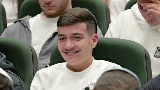 איך את מעירה את בעלך בבוקר? 😂 יש מצב שזו לא הדרך הנכונה - עם כתוביות בעברית (הרב שניר גואטה) - התמונה מוצגת ישירות מתוך אתר האינטרנט יוטיוב. זכויות היוצרים בתמונה שייכות ליוצרה. קישור קרדיט למקור התוכן נמצא בתוך דף הסרטון