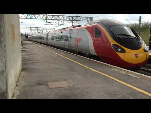 390136 pulls away from Milton Keynes Central - 10/04/14
