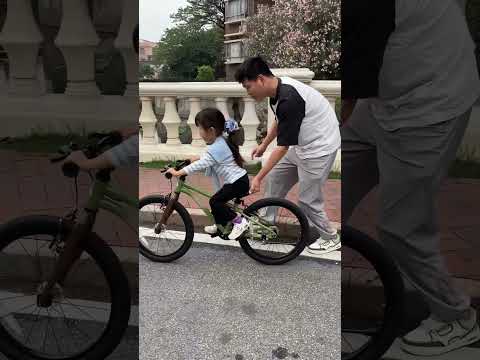 “三分钟速成！”爸爸分享教会女儿骑车的方法，网友：我当年摔那么多次算什么？  #童年 #父亲 #自行车