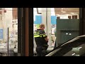 Overvaller Albert Heijn gevloerd door omstander en verliest buit