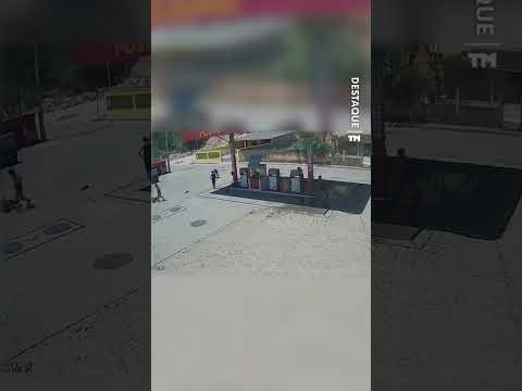 Moto de assaltantes é atingida por carro em posto de combustível