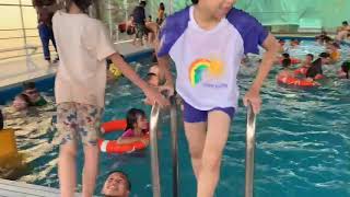 Hình ảnh vui vẻ và hạnh phúc của các em thiểu niên nhi đồng trong dịp hè năm 2022 tại bể bơi trường Tiểu học xã Khánh Thiện