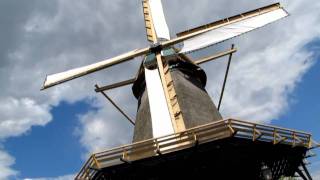 preview picture of video 'Working flour windmill in Holland'