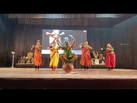 hetsi on pot in center stage