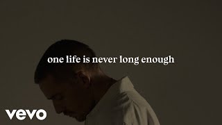 Kadr z teledysku One life tekst piosenki Dermot Kennedy