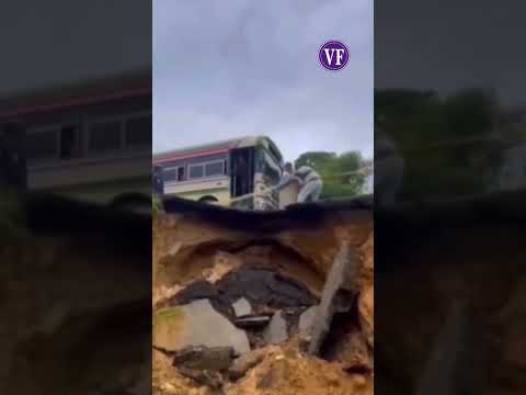 GIGANTESCO SOCAVÓN DEJA AUTOBÚS AL BORDE DEL ABISMO EN LARA