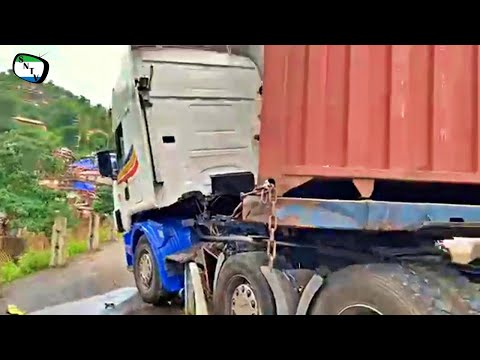 BREAKING: Container Trailer Accident At The Hillside Bypass Road...