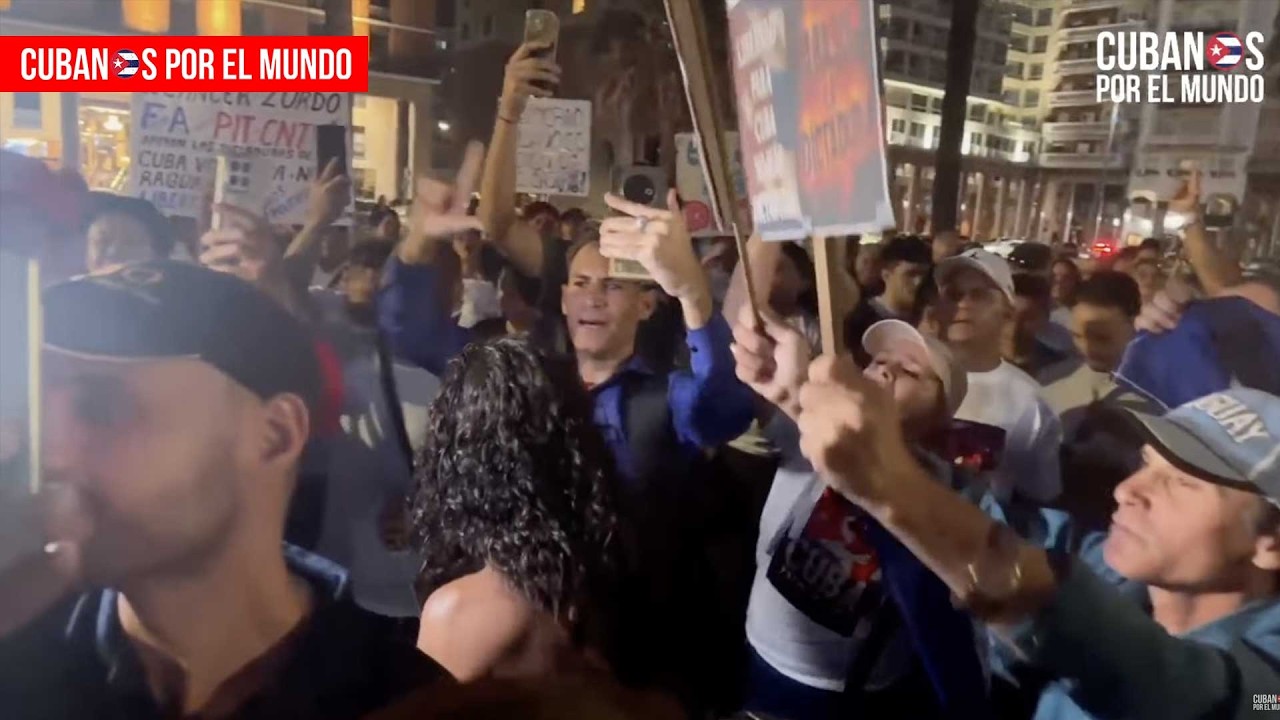 Cubanos en Uruguay en la concentración Mundial pidiendo acciones contra el Régimen Castrista