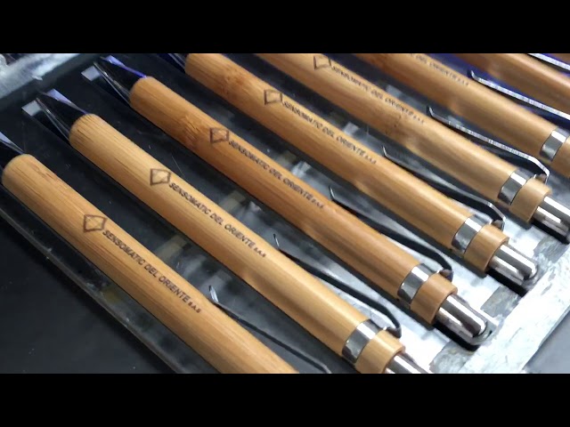 Vídeo relacionado con Bolígrafos de Bambú Personalizados con Impresión UV a Color, Bolígrafos de Madera con Foto, Retráctiles con Tinta Negra, Regalos para Profesores, Empleados y Voluntarios (1, Multicolor)