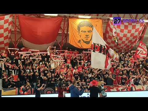 Jucătorii și suporterii sărbătoresc împreună la finalul partidei Dinamo - Motor 33 - 29