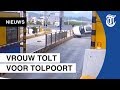 Vrouw crasht keihard tegen tolpoortje