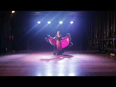 Performance com inspiração cigana