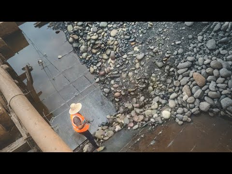 Barge unloading 1000 tons of cobblestone - high speed conveyor pay attention to safety