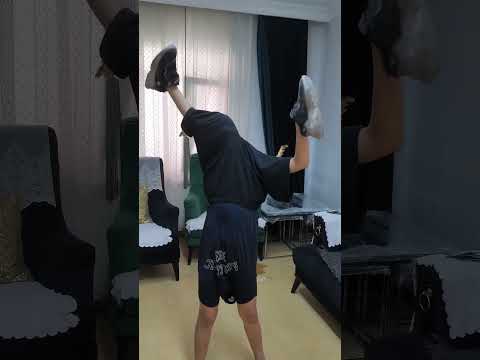 وقف على يديه وتشقلب عبوده
