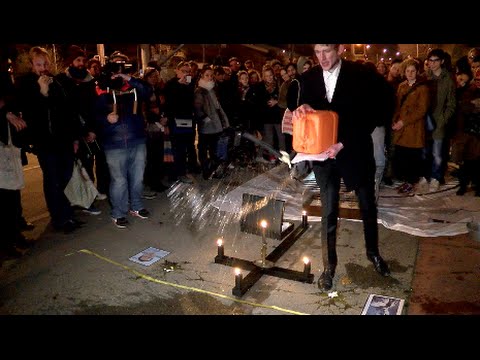 Hier wird Roger Köppel der Nazi-Geist ausgetrieben - Performance - Philipp Ruch - Neumarkt Theater