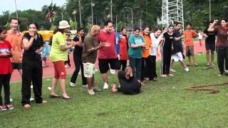 preview picture of video 'WORLD RECORD - TUG OF WAR ROPE BROKEN BY KLANG LADIES!!!!'