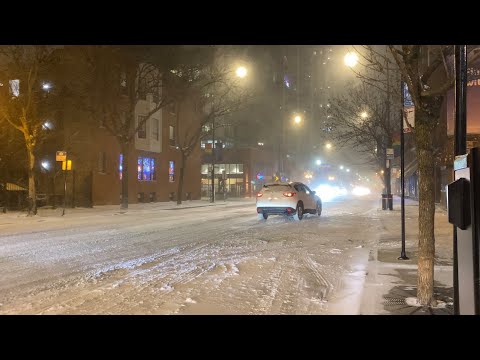 Snow falling on the North side of Chicago 12-22-2022