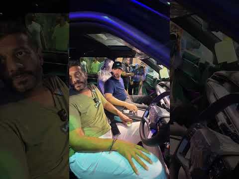سنیل اور خاقان شاہنواز Kia EV9 کو چیک کر رہے ہیں۔