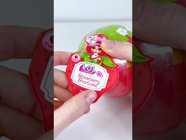 Vídeo relacionado con L.O.L. Surprise! Loves Strawberry Shortcake Tots - Muñecas Perfumadas Coleccionables con 7 Sorpresas, Mascota, Moda, Zapatos, Sombrero, Casa de Fresas Transformable, para Mayores de 4 años
