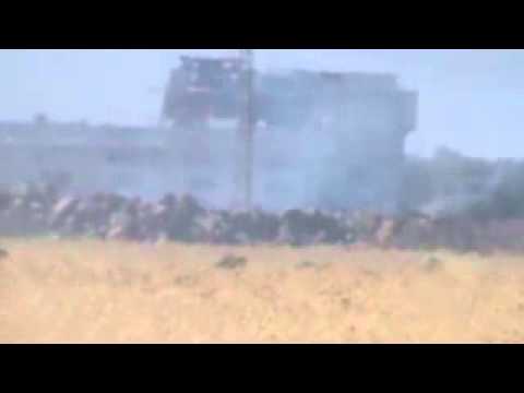 تصاعد أعمدة الدخان من مقرات قوات النظام في بلدة الشيخ سعد في ريف درعا بعد استهدافه من قبل كتيبة العقاب وحركة المثنى الإسلامية