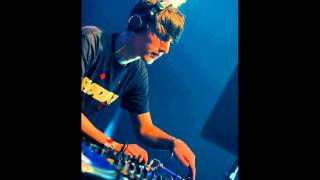 Netsky - The Whistle Song feat. Dynamite MC (live)