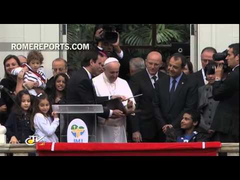 Pope greets Brazilian athletes before receiving keys to the city of Rio