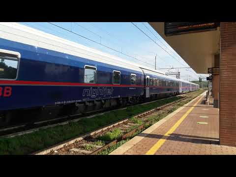 Doppia trazione simmetrica di E402B con carrozze OBB Nightjet in transito ad Orte